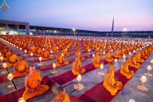 ภาพ No.204530:พิธีจุดประทีปถวายเป็นพุทธบูชา และบูชาธรรมมหาปูชนียาจารย์ ณ วัดพระธรรมกาย ตำบลคลองสาม อำเภอคลองหลวง จังหวัดปทุมธานี ในโครงการธรรมยาตรา กตัญญูบูชา มหาปูชนียาจารย์ พระมงคลเทพมุนี(สด จนฺทสโร) พระผู้ปราบมาร ปีที่ 13 วันที่ 31 มกราคม พ.ศ. 2568