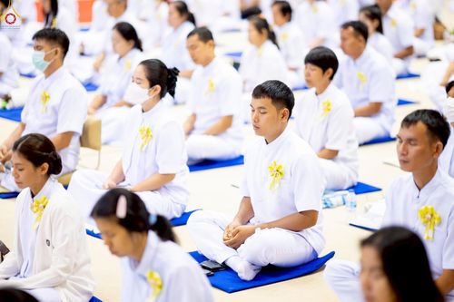 ภาพ No.233792:วันเสาร์ที่ 19 กรกฎาคม พ.ศ.2568 วันมหารำลึก ครั้งที่ 35 พิธีรำลึกถึงนักสร้างบารมี , พิธีสวดพระพุทธมนต์ , พิธีทอดผ้าบังสกุลและถวายไทยธรรม วัดพระธรรมกาย