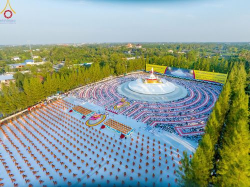 ภาพ No.192981:พิธีตักบาตรพระธรรมยาตรา ณ อนุสรณ์สถานคลองบางนางแท่น อ.สามพราน จ.นครปฐม ในโครงการธรรมยาตรา กตัญญูบูชา มหาปูชนียาจารย์ พระมงคลเทพมุนี(สด จนฺทสโร) พระผู้ปราบมาร อนุสรณ์สถาน 7 แห่ง ปีที่ 13 วันที่ 11 มกราคม พ.ศ.2568