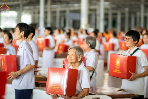 ภาพ No.210898:วันที่ 15 มีนาคม พ.ศ. 2568  บุญบรรจุกล่องไทยธรรม เพื่อถวายแด่พระสังฆาธิการ 40,000 กว่าวัดทั่วไทย ในวันคุ้มครองโลก 22 เมษายน พ.ศ. 2568