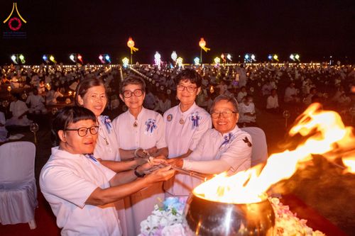 ภาพ No.266127:วันพุธที่ 5 พฤศจิกายน พ.ศ. 2568 (วันพระ ขึ้น 15 ค่ำ เดือน 12) พิธีจุดประทีปโคมลาน, โคมลอย และลอยกระทง ถวายประทีปเป็นพุทธบูชา สร้างความสว่างไสวให้กับแผ่นดินด้วยแสงธรรม ณ พุทธอุทยานนานาชาติ จังหวัดหนองคาย