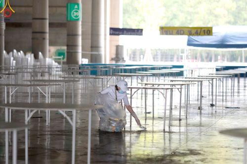 ภาพ No.220489:วันที่ 23-25 เมษายน พ.ศ. 2568 เจ้าหน้าที่และสาธุชนช่วยกัน รับบุญเก็บงานวันคุ้มครองโลก ณ วัดพระธรรมกาย