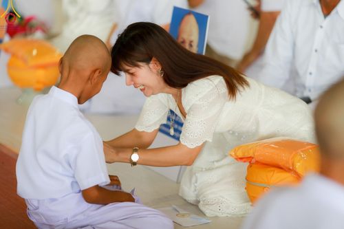 ภาพ No.133931:พิธีขอขมามอบผ้าไตร โครงการบรรพชาสามเณร ศูนย์อบรมวัดพระธรรมกาย ณ วัดพระธรรมกาย วันเสาร์ที่ 6 เมษายน พ.ศ. 2567