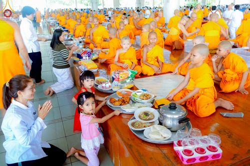 ภาพ No.220722:วันเสาร์ที่ 26 เมษายน พ.ศ.2568 (วันพระ แรม 15 ค่ำ เดือน 5) พิธีถวายภัตตาหารเมนูสวรรค์ "เพื่อการบรรลุธรรม" และ พิธีบุพเปตพลี ครั้งที่ 163 ร่วมอุทิศบุญแด่หมู่ญาติที่ล่วงลับไปแล้ว และสืบทอดอายุพระพุทธศาสนา ณ หอฉันคุณยายอาจารย์ฯ วัดพระธรรมกาย