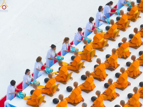 ภาพ No.110268:พิธีตักบาตรพระธรรมยาตราฯ ในโครงการธรรมยาตรากตัญญูบูชา มหาปูชนียาจารย์ พระมงคลเทพมุนี(สด จนฺทสโร) พระผู้ปราบมาร ปีที่ 12 ณ อนุสรณ์สถานลำดับที่ 2 สถานที่ตั้งมโนปณิธานบวชตลอดชีวิต อนุสรณ์สถานบางนางแท่น จ.นครปฐม วันที่ 11 มกราคม พ.ศ. 2567