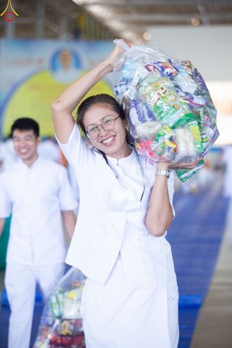 ภาพ No.89471:พิธีตักบาตร ข้าวสารอาหารแห้ง พิธีบูชาข้าวพระ และพิธีจุดเทียนใจ ไฟนิรันดร์  อนันตชัย ณ สภาธรรมกายสากล วัดพระธรรมกาย วันอาทิตย์ที่ 1 ตุลาคม พ.ศ. 2566