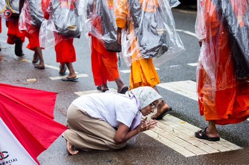 ภาพ No.140955:PhotoStory มหาศรัทธา ธรรมยาตราศรีลังกา EP.5 โครงการสยาม-ลังกา ธรรมยาตรา ฉลองเทศกาลวิสาขบูชาแห่งชาติ ศรีลังกา บูชาธรรม 80 ปีหลวงพ่อธัมมชโย เส้นทางจาก เมืองดัมบูลลา ไปยัง เมืองมาตะเล ตั้งแต่วันที่ 17-20 พฤษภาคม พ.ศ.2567