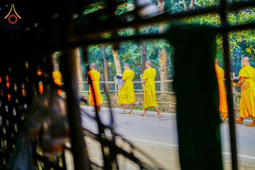 ภาพ No.76408:คณะสงฆ์และสามเณรบิณฑบาต ประเทศบังกลาเทศ วันที่ 11 กุมภาพันธ์ พ.ศ. 2566