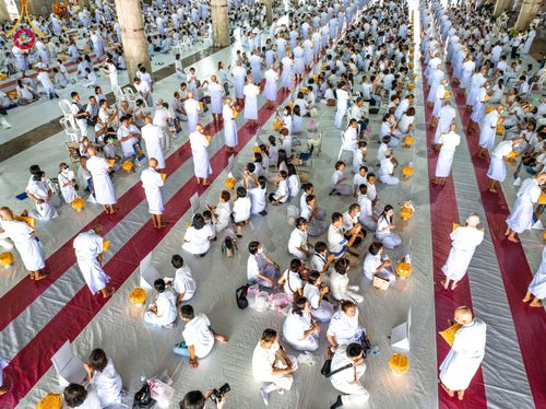 ภาพ No.62755:พิธีขอขมามอบผ้าไตร ในโครงการอุปสมบทหมู่ บูชาธรรมหลวงพ่อธัมมชโย พ.ศ.2567  โครงการอุปสมบทหมู่ธรรมทายาท ระดับอุดมศึกษา รุ่นที่51 (ภาคฤดูร้อน) โครงการบวชพระนานาชาติ AEC และ WAB รุ่นผู้บริหาร(รุ่นที่2) ณ ลานธรรม พระมหาธรรมกายเจดีย์ วันที่ 13 เมษายน พ.ศ. 2567