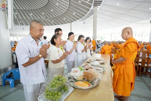 ภาพ No.240101:วันเสาร์ที่ 23 สิงหาคม พ.ศ. 2568 (วันพระ แรม 14 ค่ำ เดือน 9) พิธีบุพเปตพลี ครั้งที่ 169 ร่วมอุทิศบุญแด่หมู่ญาติที่ล่วงลับไปแล้ว และสืบทอดอายุพระพุทธศาสนา ณ หอฉันคุณยายอาจารย์ฯ วัดพระธรรมกาย