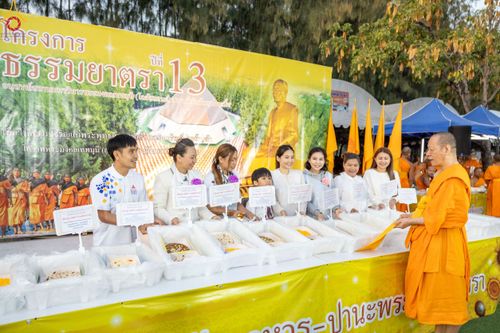 ภาพ No.188935:พิธีถวายภัตตาหารเป็นสังฆทาน แด่พระธรรมยาตรา ในโครงการธรรมยาตรา กตัญญูบูชา มหาปูชนียาจารย์ พระมงคลเทพมุนี(สด จนฺทสโร) พระผู้ปราบมาร ปีที่ 13 ณ อนุสรณ์สถานมหาวิหารพระมงคลเทพมุนี (โลตัสแลนด์) อ.สองพี่น้อง จ.สุพรรณบุรี วันที่ 4 มกราคม พ.ศ.2568