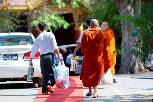 ภาพ No.220127:วันพุธที่ 16 เมษายน พ.ศ. 2568 วัดพระธรรมกายถวายมหาสังฆทาน มอบสิ่งของและทุนทรัพย์กว่า 4 ล้านบาท บรรเทาทุกข์ 181 วัดแผ่นดินไหวเมียนมา