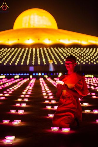 ภาพ No.150330:พิธีจุดประทีป และพิธีฉลองชัยสวดมนต์ บทธัมมจักกัปปวัตตนสูตร ครบ 6,668,272,727 จบ เนื่องในวันธรรมชัย 27 สิงหาคม พ.ศ. 2567 ณ มหารัตนวิหารคด วัดพระธรรมกาย