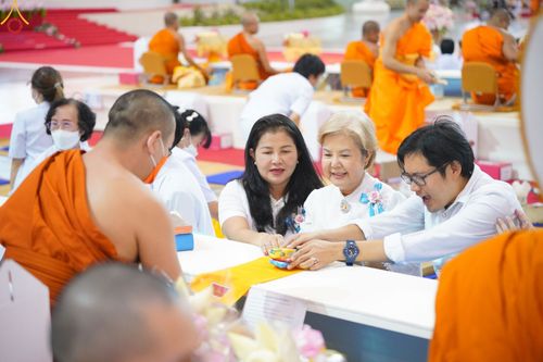 ภาพ No.85387:พิธีถวายมหาสังฆทานคณะสงฆ์ 2000 กว่าวัดทั่วประเทศปีที่ 23, พิธีถวายไทยธรรมคณะสงฆ์ 323 วัด 4 จังหวัดชายแดนภาคใต้, พิธีมอบปัจจัยช่วยเหลือครู 4 จังหวัดชายแดนภาคใต้ ณ สภาธรรมกายสากล วัดพระธรรมกาย ในวันสมาธิโลก อาทิตย์ที่ 6 สิงหาคม พ.ศ. 2566