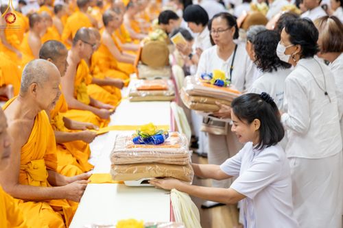 ภาพ No.180837:พิธีถวายภัตตาหารเมนูสวรรค์ และพิธีถวายอุปกรณ์กันหนาว แด่คณะพระภิกษุสามเณรวัดพระธรรมกาย วันอาทิตย์ที่ 8 ธันวาคม พ.ศ.2567 ณ สภาธรรมกายสากล วัดพระธรรมกาย