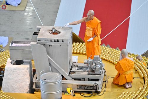 ภาพ No.77033:พิธีหล่อพระบรมพุทธเจ้า ในวันมาฆบูชา อาทิตย์ต้นเดือนที่ 6 มีนาคม พ.ศ. 2566 ณ วัดพระธรรมกาย จ.ปทุมธานี