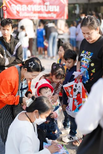 ภาพ No.193889:วัดพระธรรมกาย จัดงานวันเด็กแห่งชาติ ประจำปี พ.ศ.2568 ออกร้านอาหาร 200 ร้าน มอบของขวัญหลายหมื่นชิ้น วันที่ 12 มกราคม พ.ศ. 2568 วัดพระธรรมกาย อ.คลองหลวง จ.ปทุมธานี