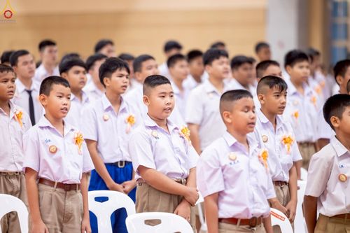 ภาพ No.245941:วันเสาร์ที่ 13 กันยายน พ.ศ. 2568 พิธีมอบผ้าไตรประธานกฐินสัมฤทธิ์เด็กดี V-Star ณ สภาธรรมกายสากล วัดพระธรรมกาย