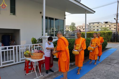 ภาพ No.136069:พระธรรมทายาท โครงการบวชพระนานาชาติ AEC & WAB ผู้บริหารรุ่นที่ 2 บิณฑบาต ณ หอฉันคุณยายอาจารย์ฯ เมืองแก้วมณี หมู่บ้านแก้วพุทธรักษา วันที่ 28 เมษายน พ.ศ. 2567