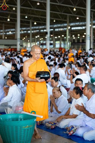 ภาพ No.167516:พิธีตักบาตรและพิธีบูชาข้าวพระ ในวันอาทิตย์ที่ 3 พฤศจิกายน พ.ศ. 2567 ณ วัดพระธรรมกาย