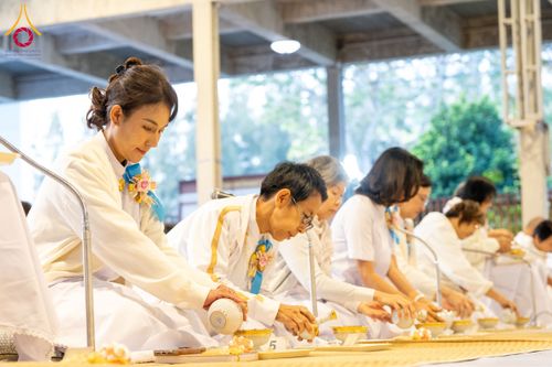 ภาพ No.193742:สาธุชนถวายภัตตาหารเป็นสังฆทาน แด่พระธรรมยาตรา ณ อนุสรณ์สถานมหาวิหารพระมงคลเทพมุนี (โลตัสแลนด์) อ.สองพี่น้อง จ.สุพรรณบุรี ในโครงการธรรมยาตรา กตัญญูบูชา มหาปูชนียาจารย์ พระมงคลเทพมุนี(สด จนฺทสโร) พระผู้ปราบมาร ปีที่ 13 วันที่ 12 มกราคม พ.ศ.2568