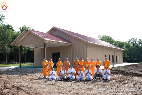 ภาพ No.142947:พิธีเจริญพระพุทธมนต์ โปรยรัตนชาติ เพื่อความเป็นสิริมงคล  ณ พื้นที่ก่อสร้างอาคารปฏิบัติธรรม “แก้วธรรมชัยรัตนอนันต์”  วัดพระธรรมกายเทนเนสซี ประเทศสหรัฐอเมริกา วันอังคารที่ 2 กรกฎาคม พ.ศ. 2567