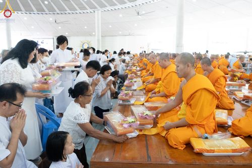 ภาพ No.147773:พิธีถวายภัตตาหารเมนูสวรรค์ ในพรรษาแห่งการเข้าถึงธรรม วันเสาร์ที่ 10 สิงหาคม พ.ศ. 2567 ณ หอฉันคุณยายอาจารย์ฯ วัดพระธรรมกาย