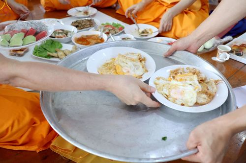 ภาพ No.230445:วันที่ 28 มิถุนายน พ.ศ. 2568 พิธีถวายภัตตาหารเมนูสวรรค์ เพื่อการบรรลุธรรม ณ หอฉันคุณยายอาจารย์ฯ วัดพระธรรมกาย