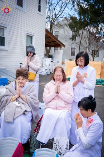 ภาพ No.62402:คณะศิษยานุศิษย์รวมใจสถาปนาและสมโภช ธรรมจักร เพื่ออัญเชิญประดิษฐาน ณ ยอดอุโบสถ 80 ปี หลวงพ่อธัมมชโย วัดพระธรรมกายนิวเจอร์ซี ประเทศสหรัฐอเมริกา  วันอาทิตย์ที่ 7 เมษายน พ.ศ. 2567