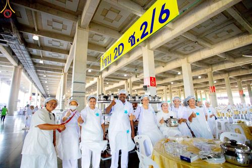 ภาพ No.219428:วันอังคารที่ 22 เมษายน พ.ศ. 2568 พิธีมอบปัจจัยช่วยเหลือครู 4 จังหวัดชายแดนภาคใต้ , พิธีกล่าวคำถวายอุปกรณ์ เพื่อเตรียมการต้อนรับคณะสงฆ์ฯ , พิธีกล่าวคำถวายภัตตาหารเป็นสังฆทาน , คณะสงฆ์ฉันภัตตาหารเพล  เนื่องในวันคุ้มครองโลก พิธีถวายมหาสังฆทานแด่คณะสงฆ์