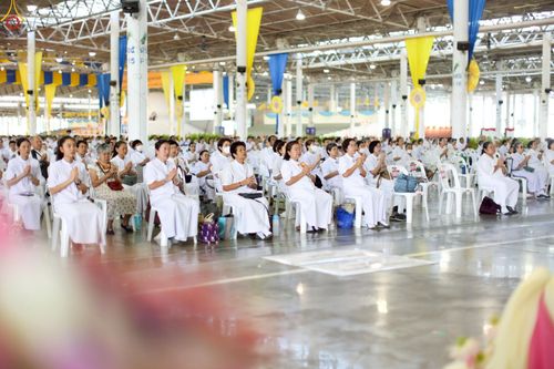 ภาพ No.251278:วันที่ 10 ตุลาคม พ.ศ. 2568 พิธีปฏิบัติธรรม ในวันคล้ายวันเกิด 141 ปี พระมงคลเทพมุนี (สด จนฺทสโร) พระผู้ปราบมาร ณ สภาธรรมกายสากล วัดพระธรรมกาย