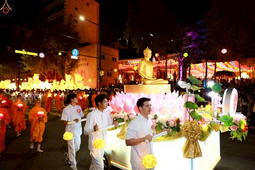 ภาพ No.229582:วันเสาร์ที่ 26 เมษายน พ.ศ. 2568 คณะพระภิกษุสามเณรในโครงการบรรพชาหมู่ 81 รูป  วัดภาวนาโซล ประเทศเกาหลีใต้ ได้ร่วมกับคณะสาธุชนคนไทยในเกาหลีใต้  ร่วมกันเดินขบวนอัญเชิญโคมดอกบัว  เพื่อบูชาแด่องค์สมเด็จพระสัมมาสัมพุทธเจ้า  ในงานเทศกาลวิสาขบูชานานาชาติ ประจำปี