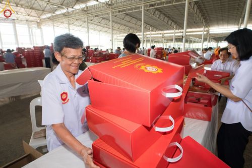 ภาพ No.212281:วันพุธที่ 19 มีนาคม พ.ศ. 2568 การบรรจุไทยธรรมลงกล่องสำเร็จ 43,500 กล่อง เพื่อถวายแด่พระสังฆาธิการ 40,000 กว่าวัดทั่วไทย ในวันคุ้มครองโลก 22 เมษายน พ.ศ. 2568 ณ บ้านแก้วเรือนทองคุณยายฯ วัดพระธรรมกาย