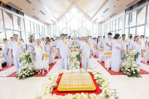 ภาพ No.239417:วันอาทิตย์ที่ 17 สิงหาคม พ.ศ. 2568 พิธีกดปุ่มอัญเชิญรูปเหมือน พระมงคลเทพมุนี (สด จันทสโร)  ณ มหาวิหารแก้วพระมงคลเทพมุนี  ศูนย์ปฏิบัติธรรมแก้วเมืองเลย