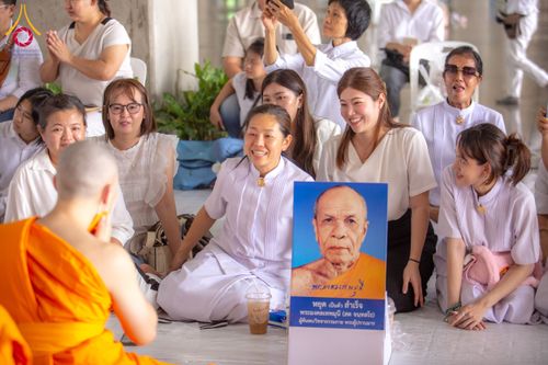 ภาพ No.62583:พิธีถวายบาตรเเละไทยธรรม ในโครงการอุปสมบทหมู่ บูชาธรรมหลวงพ่อธัมมชโย พ.ศ.2567 ณ ลานธรรม พระมหาธรรมกายเจดีย์ วันที่ 13 เมษายน พ.ศ.2567
