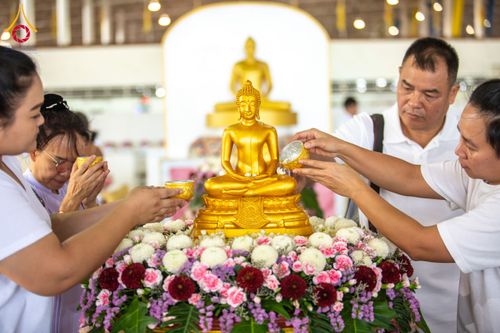 ภาพ No.133846:พิธีตักบาตร ข้าวสารอาหารแห้ง ณ บ้านแก้วเรือนทองคุณยายฯ สภาธรรมกายสากล วัดพระธรรมกาย วันอาทิตย์ต้นเดือนที่ 7 เมษายน พ.ศ. 2567