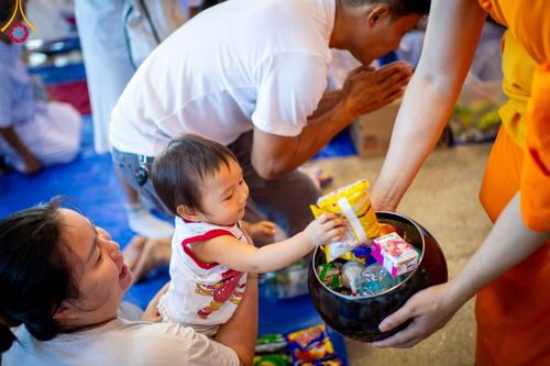 ภาพ No.92136:พิธีตักบาตร ในวันทอดกฐินสามัคคี ประจำปีพุทธศักราช 2566 วันอาทิตย์ต้นเดือนที่ 5 พฤศจิกายน พ.ศ. 2566 ณ สภาธรรมกายสากล วัดพระธรรมกาย จ.ปทุมธานี