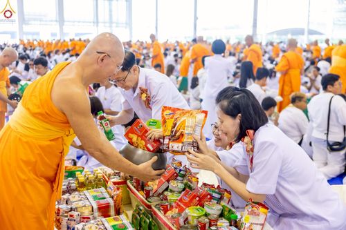 ภาพ No.243502:วันที่ 7 กันยายน พ.ศ. 2568 พิธีตักบาตร ข้าวสารอาหารแห้ง ในวันครูผู้ค้นพบวิชชาธรรมกาย ณ บ้านแก้วเรือนทองคุณยายฯ สภาธรรมกายสากล วัดพระธรรมกาย