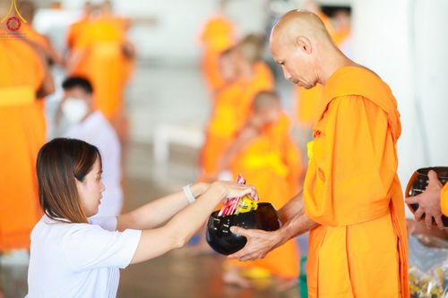 ภาพ No.143418:พิธีตักบาตร ข้าวสารอาหารแห้ง ณ บ้านแก้วเรือนทองคุณยายฯ และ พิธีบูชาข้าวพระ  ณ สภาธรรมกายสากล วัดพระธรรมกาย วันอาทิตย์ที่ 7 กรกฎาคม พ.ศ. 2567