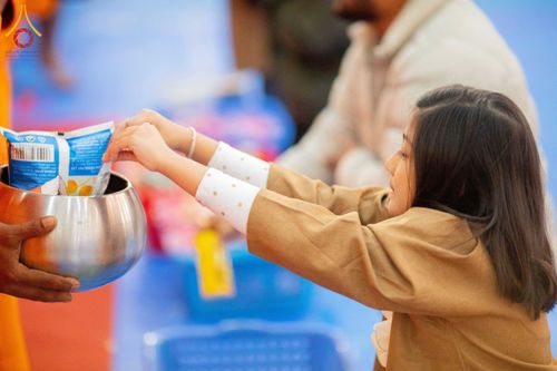 ภาพ No.210213:วันพฤหัสบดีที่ 6 มีนาคม พ.ศ. 2568 ตักบาตรฉลองสามเณรใหม่ โครงการบรรพชาสามเณรท้องถิ่นชาวเนปาล 500 รูป ณ ลุมพินี ประเทศเนปาล