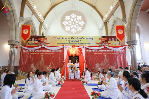 ภาพ No.172193:พิธีทอดกฐิน วัดพระธรรมกายสก็อตแลนด์ บูชาธรรม 80 ปี หลวงพ่อธัมมชโย โดยคณะศิษยานุศิษย์วัดพระธรรมกาย วันที่ 25 ตุลาคม พ.ศ. 2567