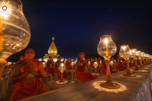 ภาพ No.129630:พิธีจุดประทีป 10,000 ดวง น้อมถวายเป็นพุทธบูชา ณ มหารัตนเจดีย์สิริปทุมสวรรค์ (เจดีย์อริยพุทธะ 5 พระองค์) ศูนย์ปฏิบัติธรรมภาคใต้ อ.บางกล่ำ จ.สงขลา  วันที่ 10 มีนาคม พ.ศ. 2567