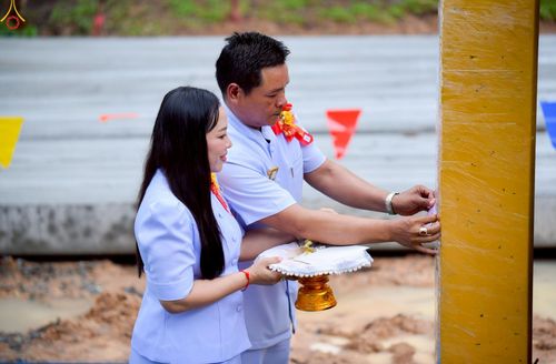 ภาพ No.249971:วันอังคารที่ 30 กันยายน พ.ศ. 2568 พิธีตอกเสามงคลต้นแรกอาคารเศรษฐีถาวร ที่พักผู้มาปฏิบัติธรรม ณ ศูนย์ปฏิบัติธรรมจันทบุรี