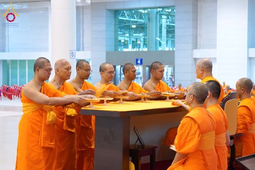 ภาพ No.285001:วันอาทิตย์ที่ 14 ธันวาคม พ.ศ.2568  พิธีปฏิบัติธรรม พิธีถวายภัตตาหารเป็นสังฆทาน พิธีมอบต้นสมบัติจักรพรรดิ ถวายแด่เจ้าอาวาสและประธานสงฆ์ 236 ศูนย์ส่งเสริมศีลธรรมทั่วโลก ณ สภาธรรมกายสากล วัดพระธรรมกาย