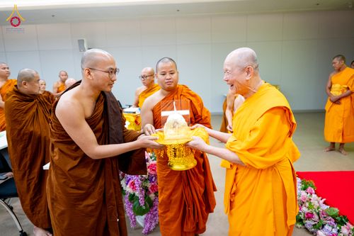 ภาพ No.323364:หลวงพ่อทัตตชีโว รองเจ้าอาวาสวัดพระธรรมกาย ถวายการต้อนรับปฏิสันถารคณะสงฆ์จากประเทศศรีลังกา