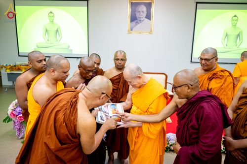 ภาพ No.323383:หลวงพ่อทัตตชีโว รองเจ้าอาวาสวัดพระธรรมกาย ถวายการต้อนรับปฏิสันถารคณะสงฆ์จากประเทศศรีลังกา