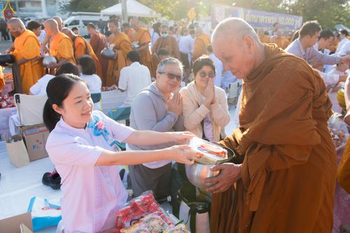 ภาพ No.282711:วันเสาร์ที่ 20 ธันวาคม พ.ศ.2568 พิธีตักบาตรพระ 10,000 รูป (ชุด 2) เนื่องในโอกาส 194 ปี จังหวัดกาญจนบุรี และอุทิศส่วนกุศลให้แด่บรรพชนทั้งหลาย บริเวณถนนสองแคว (Skywalk) เมืองกาญจนบุรี