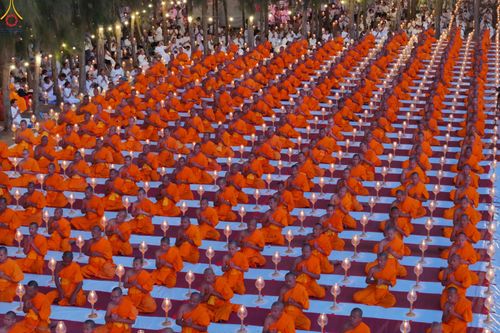 ภาพ No.289129:วันที่ 6 มกราคม พ.ศ. 2569 พิธีจุดประทีปถวายเป็นพุทธบูชา และบูชาธรรมมหาปูชนียาจารย์ ณ อนุสรณ์สถานมหาวิหารพระมงคลเทพมุนี (โลตัสแลนด์) อ.สองพี่น้อง จ.สุพรรณบุรี ในโครงการธรรมยาตรา กตัญญูบูชา มหาปูชนียาจารย์ พระมงคลเทพมุนี(สด จนฺทสโร) พระผู้ปราบมาร อนุสรณ์สถ