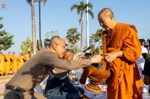 ภาพ No.282702:วันเสาร์ที่ 20 ธันวาคม พ.ศ.2568 พิธีตักบาตรพระ 10,000 รูป (ชุด 2) เนื่องในโอกาส 194 ปี จังหวัดกาญจนบุรี และอุทิศส่วนกุศลให้แด่บรรพชนทั้งหลาย บริเวณถนนสองแคว (Skywalk) เมืองกาญจนบุรี