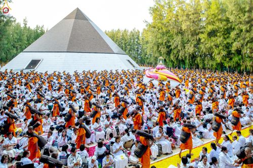 ภาพ No.287888:วันที่ 3 มกราคม พ.ศ. 2569 พิธีต้อนรับพระธรรมยาตรา ครั้งที่ 2 (ภาพชุดที่ 2) ในโครงการธรรมยาตรา กตัญญูบูชา มหาปูชนียาจารย์ พระมงคลเทพมุนี(สด จนฺทสโร) พระผู้ปราบมาร อนุสรณ์สถาน 7 แห่ง ปีที่ 14 ณ อนุสรณ์สถานมหาวิหารพระมงคลเทพมุนี (โลตัสแลนด์) อ.สองพี่น้อง จ.